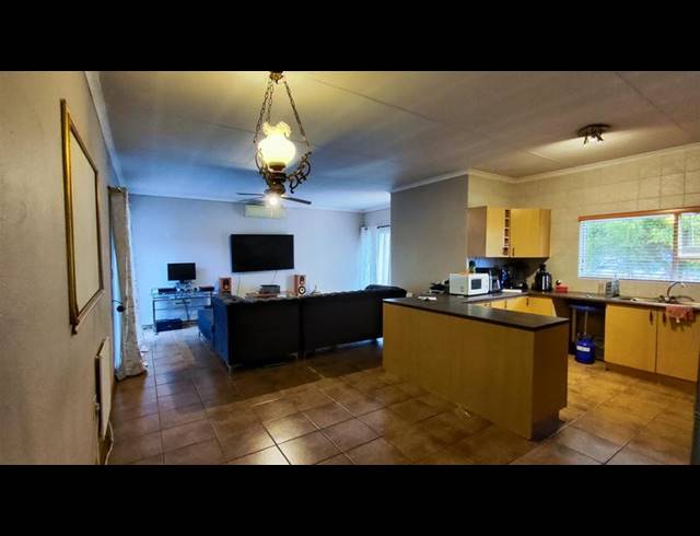 3 BEDROOM TOWNHOUSE FOR SALE IN VANDERBIJLPARK CE 2